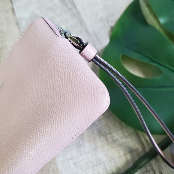COACH | Crossgrain Leather Corner Zip Wristlet in Carnation - Picture 5 of 8